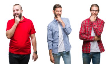 Kolaj bir grup emin çapraz kollar ve çeneme kaldırdı el ile gülümseme ile kameraya bakarak izole arka plan üzerinde genç adam. Pozitif düşünce.