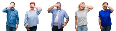 Orta yaş ve üst düzey insanlar gülümsüyor ve gözleri için sürpriz kapsayan yüz el ile gülüyor izole arka plan üzerinde Grup kolaj. Kör kavramı.