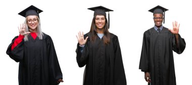 Kolaj grup mezun univerty üniforması gösterilen ve parmakları ile işaret izole arka plan üzerinde genç öğrenci insan kendinden emin ve mutlu gülümseyerek süre beş numara.