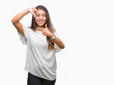 Genç güzel Arap kadın elle yapma çerçeve ve parmakları ile mutlu yüz gülümseyen izole arka plan yüzünden. Yaratıcılık ve Fotoğrafçılık kavramı.