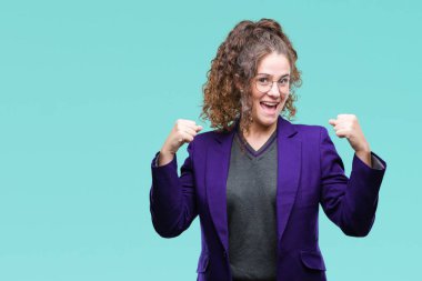 Okul üniforması ve gözlük üzerinde giyen genç esmer öğrenci kız gülümseyerek ve başarı için çığlık arka plan çok mutlu ve heyecanlı kaldırdı, silah ile kazanan jest yapıyor izole. Kutlama kavramı.