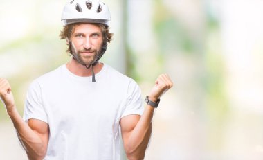 İzole arka plan kutlama üzerinde giyen kask şaşırttı ve silah ile başarı için hayran yakışıklı İspanyol bisikletçi adam kaldırdı ve gözleri açık. Kazanan kavramı.