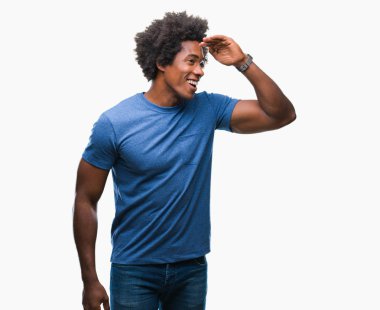 İzole arka plan çok mutlu ve gülümseyen uzakta el ile üzerine kafa seyir üzerinde Afro Amerikalı adam. Arama kavramı.