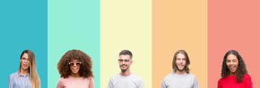 Kolaj Grup seksi bir ifadeyle, neşeli ve mutlu yüzünü kameraya bakarak göz kırpıyor renkli vintage izole arka plan üzerinde genç insan.