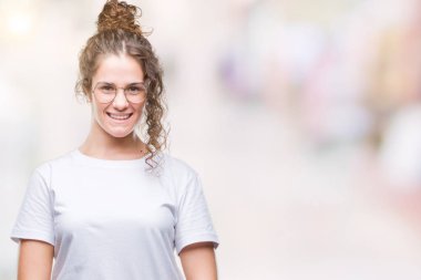 Güzel genç esmer kıvırcık saçlı kız yüzünde mutlu ve güzel bir gülümseme ile izole arka plan üzerinde gözlük takıyorum. Şanslı kişi.