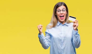 Kredi kartı gurur çığlık ve zafer ve başarı çok heyecanlı, kutluyor izole arka plan üzerinde tutan genç güzel iş kadın duygu tezahürat