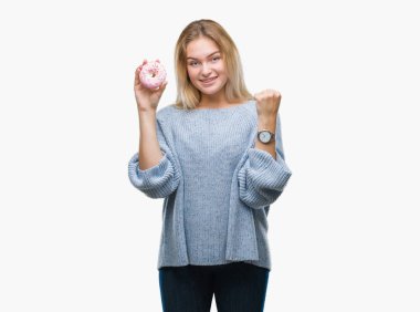 Duygu tezahürat genç kafkas kadın gurur çığlık ve zafer ve başarı çok heyecanlı, kutluyor izole arka plan üzerinde tatlı çörek yeme