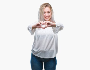 Genç Sarışın kadın kalp simgesi ve elleriyle şekil gösterilen aşık gülümseyen izole arka plan yüzünden. Romantik kavramı.