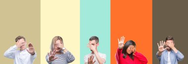 Kolaj genç grup insanlar elleriyle gözlerini kapsayan renkli izole arka plan üzerinde ve stop jest ile acı ve korku ifadesi. Utandım ve negatif kavramı.