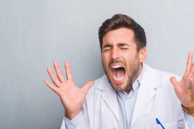 Yakışıklı genç profesyonel adam beyaz giyen gri grunge duvarın üzerinden kat kızgın ve başarı için deli kaldırdı kollarını açarak kutluyor ve heyecanlı çığlık kapalı gözler. Kazanan kavramı