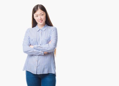 İzole arka plan mutlu yüz çapraz silah kameraya bakarak ile gülümseyen Genç Çinli kadın. Olumlu bir kişi.