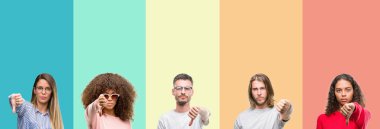 Kolaj grup mutsuz ve kızgın ret gösterilen ve başparmak aşağı hareketi ile negatif seyir renkli vintage izole arka plan üzerinde genç insan. Kötü ifade.