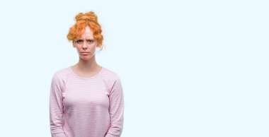 Genç Kızıl saçlı kadın şüpheci ve sorun nedeniyle gergin, papatyanın üzgün. Negatif kişi.