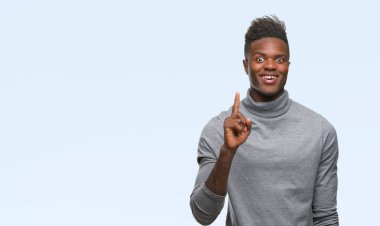 Afrikalı-Amerikalı genç başarılı fikirle parmağı yukarıyı izole arka plan üzerinde. Çıktıktan ve mutlu. Bir numara.