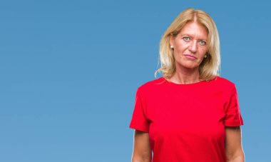 Orta yaş sarışın kadın izole arka plan yüzünden depresyona ve kızgın ve korkmuş ağlıyor için sıkıntı, endişe. Üzgün ifade.