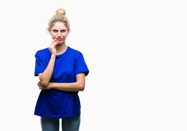 Diş ağrısı veya dişlerde dişlerle ilgili hastalık nedeniyle ağız acı ifadesi ile el ile dokunmak izole arka plan üzerinde mavi t-shirt giyen genç güzel sarışın ve mavi gözlü kadın. Diş hekimi kavramı.