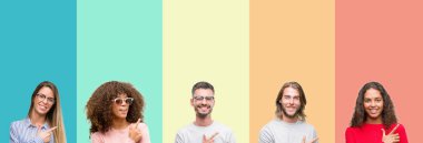 Grup üzerinde renkli vintage izole arka plan neşeli genç insan bir gülümseme ile el ve parmak kadar mutlu ve doğal ifade kameraya bakarak yüzünde yanında işaret yüz ile kolaj.