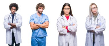 Kolaj bir grup doktor, Hemşire, cerrah insanlar izole arka plan şüpheci ve sinir, onaylamayan ifade yüz çapraz kolları üzerinde. Negatif kişi.