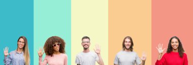 Kolaj Grup gösterilen ve parmakları ile işaret renkli vintage izole arka plan üzerinde genç insan kendinden emin ve mutlu gülümseyerek süre beş numara.