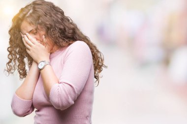 Güzel esmer kıvırcık saçlı Genç kız üzgün ifade yüz eller ile ağlayarak süre kapsayan ile izole arka plan üzerinde pembe kazak giyiyor. Depresyon kavramı.