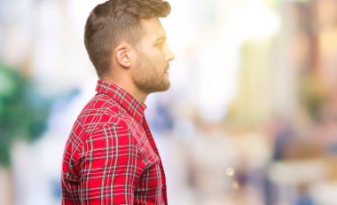 Yakışıklı delikanlı izole arka tarafına, seyir üzerinde dinlenmek doğal yüz emin gülümseme ile pozuyla profili.