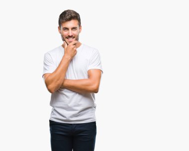 Yakışıklı delikanlı emin çapraz kollar ve çeneme kaldırdı el ile gülümseme ile kameraya bakarak izole arka plan üzerinde. Pozitif düşünce.