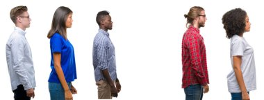 Kolaj gençlerin grup Asya, beyaz, Afro-Amerikan üzerinde bir tarafına bakarak arka plan izole, doğal yüz emin gülümseme ile pozuyla profil sakin ol.