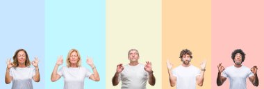 Grup Genç ve orta yaş insanların relax izole arka plan rengi üzerinde beyaz t-shirt giyen ve gülümseyen gözlerle kolaj parmak ile meditasyon jest yapıyor kapalı. Yoga kavramı.