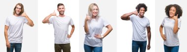 Bir grup genç insan yapıyor gülümseyen izole arka plan üzerinde beyaz t-shirt giyen kolaj telefon el ve parmak telefonda konuşmak ile jest. Kavramları iletişim.
