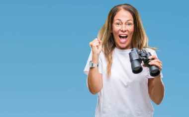 Duygu tezahürat dürbün ile gurur çığlık ve zafer ve başarı çok heyecanlı, kutluyor izole arka plan üzerinde orta yaş İspanyol kadın arıyor