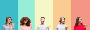 Seyir ve başparmak yanında yukarıyı mutlu yüz ile gülümseyen renkli vintage izole arka plan üzerinde gençlerin grup kolaj.