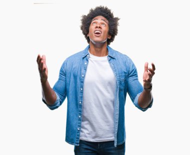 Afro Amerikalı adam izole arka plan çılgın ve kızgın bağırarak ve agresif ifade ve silah kaldırdı bağırıyor. Hayal kırıklığı kavramı.