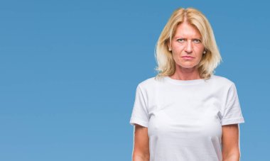 Orta yaş izole arka plan şüpheci ve sorun nedeniyle gergin, papatyanın üzgün sarışın kadın. Negatif kişi.