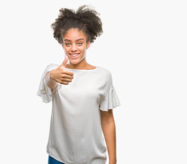 Genç afro Amerikan kadın hareketi el ile mutlu yaşasın yapıyor izole arka plan yüzünden. Kameraya bakarak başarı gösteren ile ifade onaylama.