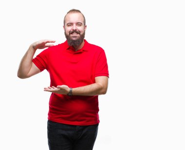Üzerinde kırmızı gömlek giyen genç beyaz hipster adam arka plan ile büyük ve büyük boy işaret, ölçü birimi sembol gösteren el eller izole. Kameraya bakarak gülümsüyordu. Ölçüm kavramı.