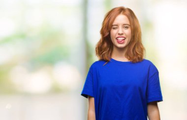 Genç güzel kadın dilini izole arka plan yüzünden out komik ifade ile mutlu. Duygu kavramı.