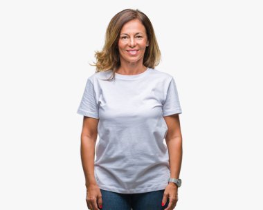 Orta yaş izole arka plan ile bir mutlu ve serin üzerinden İspanyol kadın kıdemli yüzündeki gülümseme. Şanslı kişi.