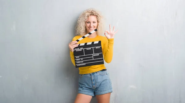 Jeune Femme Blonde Sur Mur Gris Grunge Tenant Calpboard Film — Photo