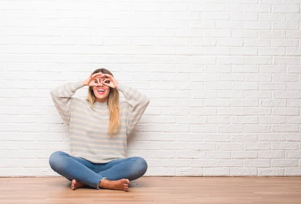 Young Adult Woman Sitting Floor White Brick Wall Home Doing — Stock Photo, Image