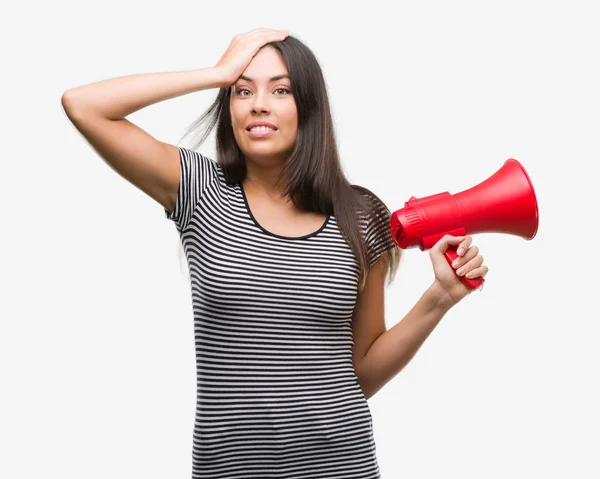 Mulher Hispânica Jovem Segurando Megafone Estressado Com Mão Cabeça Chocado — Fotografia de Stock