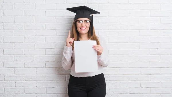 Giovane Donna Adulta Sopra Muro Mattoni Bianchi Indossando Laurea Cap — Foto Stock