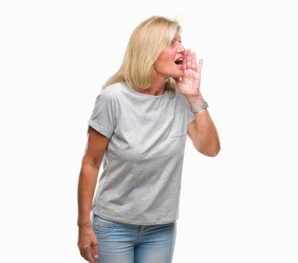 Mulher Loira Meia Idade Sobre Fundo Isolado Gritando Gritando Alto — Fotografia de Stock