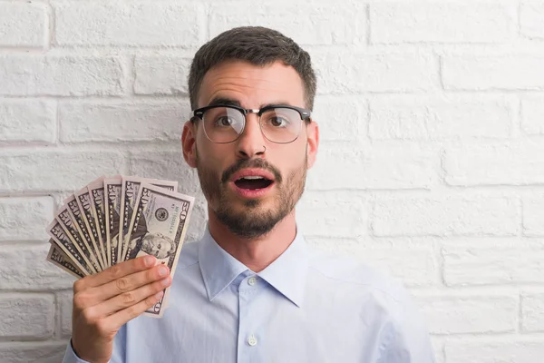Νέοι Hipster Επιχείρηση Άνθρωπος Κρατώντας Δολάρια Φοβάται Σοκ Πρόσωπο Έκπληξη — Φωτογραφία Αρχείου