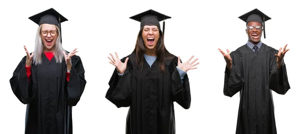 一群穿着大学服装的年轻学生在孤立的背景下毕业了制服 用双臂抬起 闭上闭着眼睛尖叫着兴奋 优胜者概念 — 图库照片
