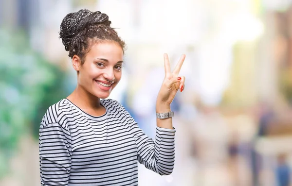 Ung Flätade Hår Afroamerikanska Flicka Klädd Tröja Över Isolerade Bakgrund — Stockfoto