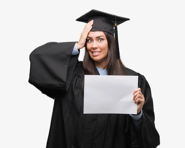 Jonge Spaanse Vrouw Dragen Afgestudeerd Uniform Holding Diploma Papier Benadrukt — Stockfoto