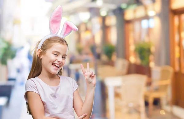 Junges Schönes Mädchen Mit Osterhasenohren Vor Isoliertem Hintergrund Lächelnd Mit — Stockfoto