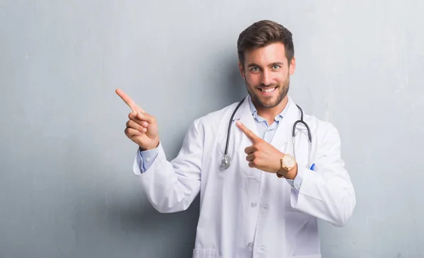 Bonito Jovem Médico Homem Sobre Parede Grunge Cinza Sorrindo Olhando — Fotografia de Stock