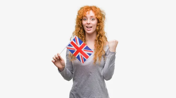 若い赤毛の女性イギリスの旗を持って誇りに思って叫び 感情を応援して勝利と非常に興奮して 成功を祝って — ストック写真
