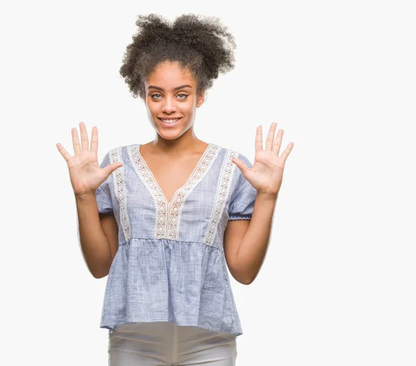 Молодая Афро Американка Изолированном Фоне Показывает Указывает Пальцами Номер Десять — стоковое фото